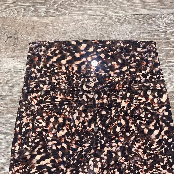 Lululemon invigorate tight leggings size 6 - Picture 5 of 9